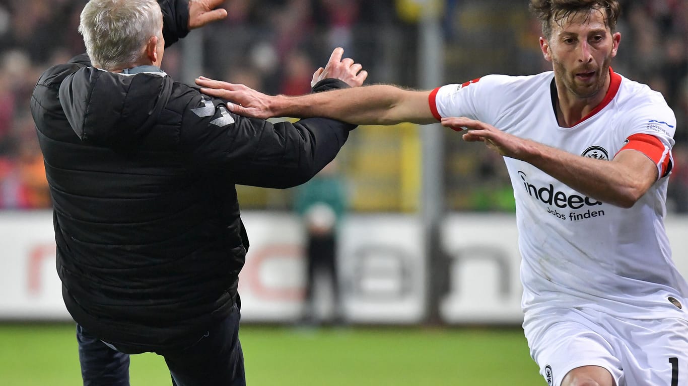Eintracht-Kapitän David Abraham stößt Freiburg-Coach Christian Streich um: Dafür hat sich der Frankfurter bereits entschuldigt.