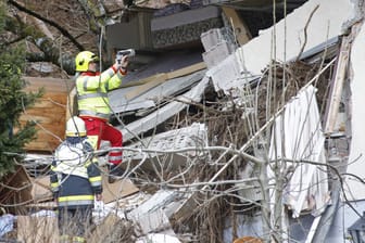 Ein zerstörtes Haus im österreichischen Bad Kleinkirchheim: Einsatzkräfte befinden sich am Unglücksort im Einsatz, nachdem ein Erdrutsch abgegangen ist – ein Mann kam ums Leben.