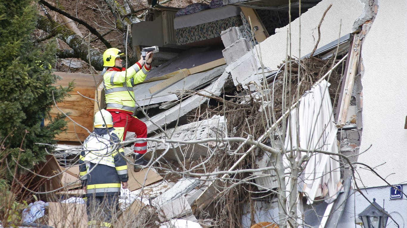 Ein zerstörtes Haus im österreichischen Bad Kleinkirchheim: Einsatzkräfte befinden sich am Unglücksort im Einsatz, nachdem ein Erdrutsch abgegangen ist – ein Mann kam ums Leben.