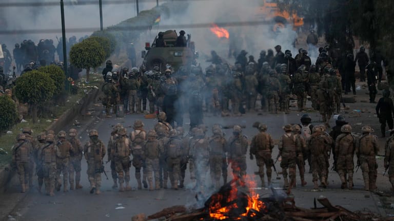 Militärpolizisten gehen in Richtung von Unterstützern des ehemaligen Präsidenten Evo Morales: Es drohen Blockaden im ganzen Land.