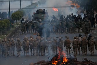 Militärpolizisten gehen in Richtung von Unterstützern des ehemaligen Präsidenten Evo Morales: Es drohen Blockaden im ganzen Land.