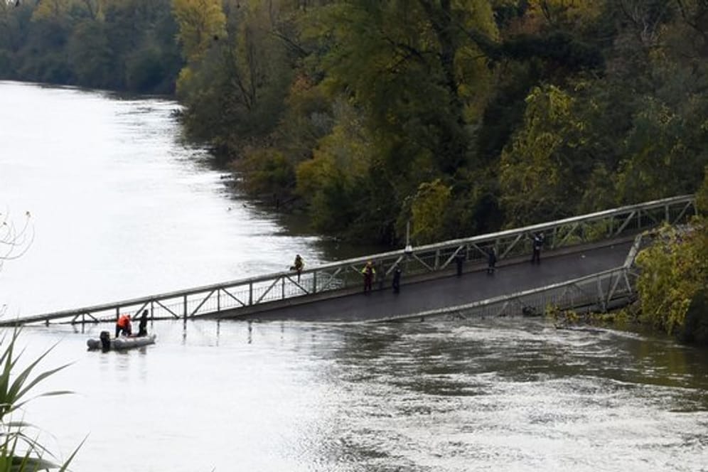 Rettungskräfte neben der eingestürzten Brücke in Mirepoix-Sur-Tarn.