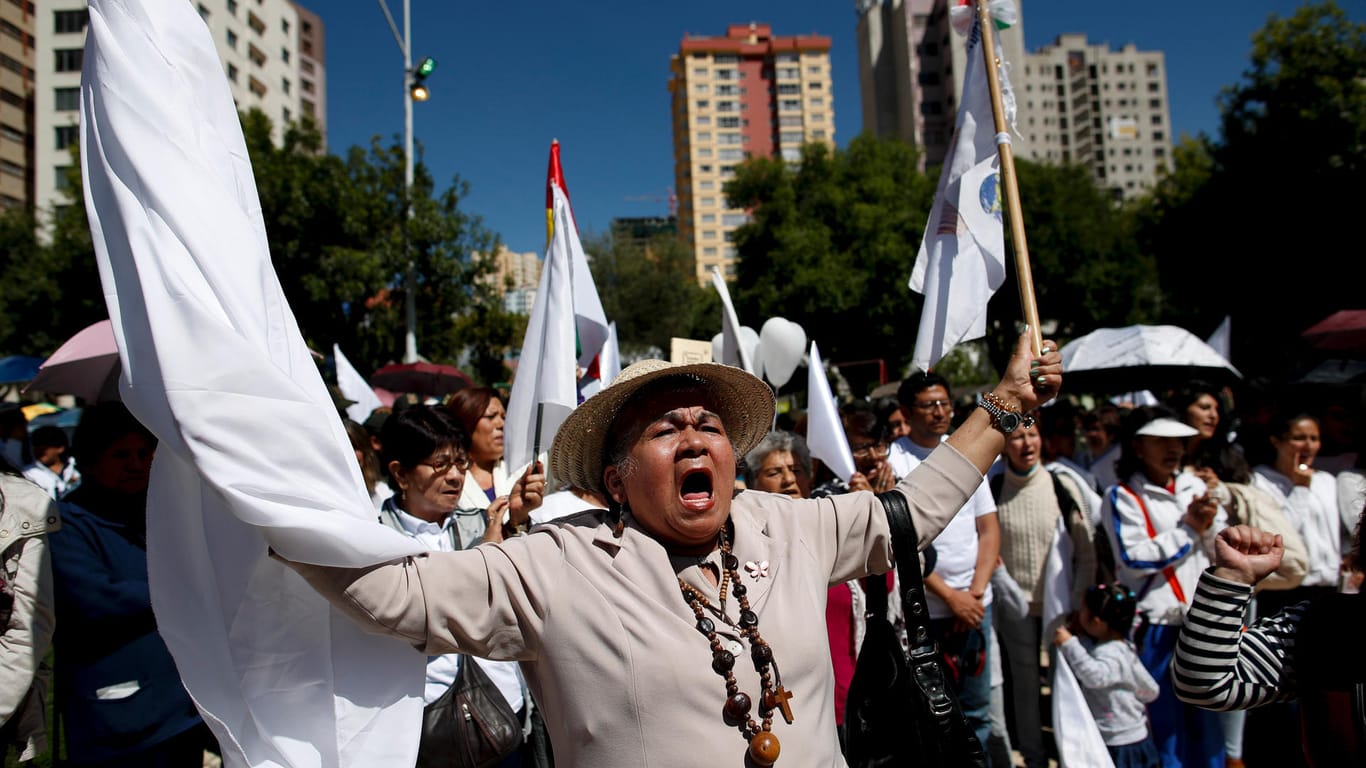 Friedensmesse auf einem öffentlichen Platz in Bolivien: Die Zahl der Opfer bei Zusammenstößen ist stark angestiegen.