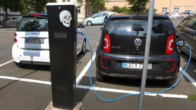 Elektroauto beim Laden: Für die längere Förderung will die Bundesregierung rund zwei Milliarden Euro bereitstellen.