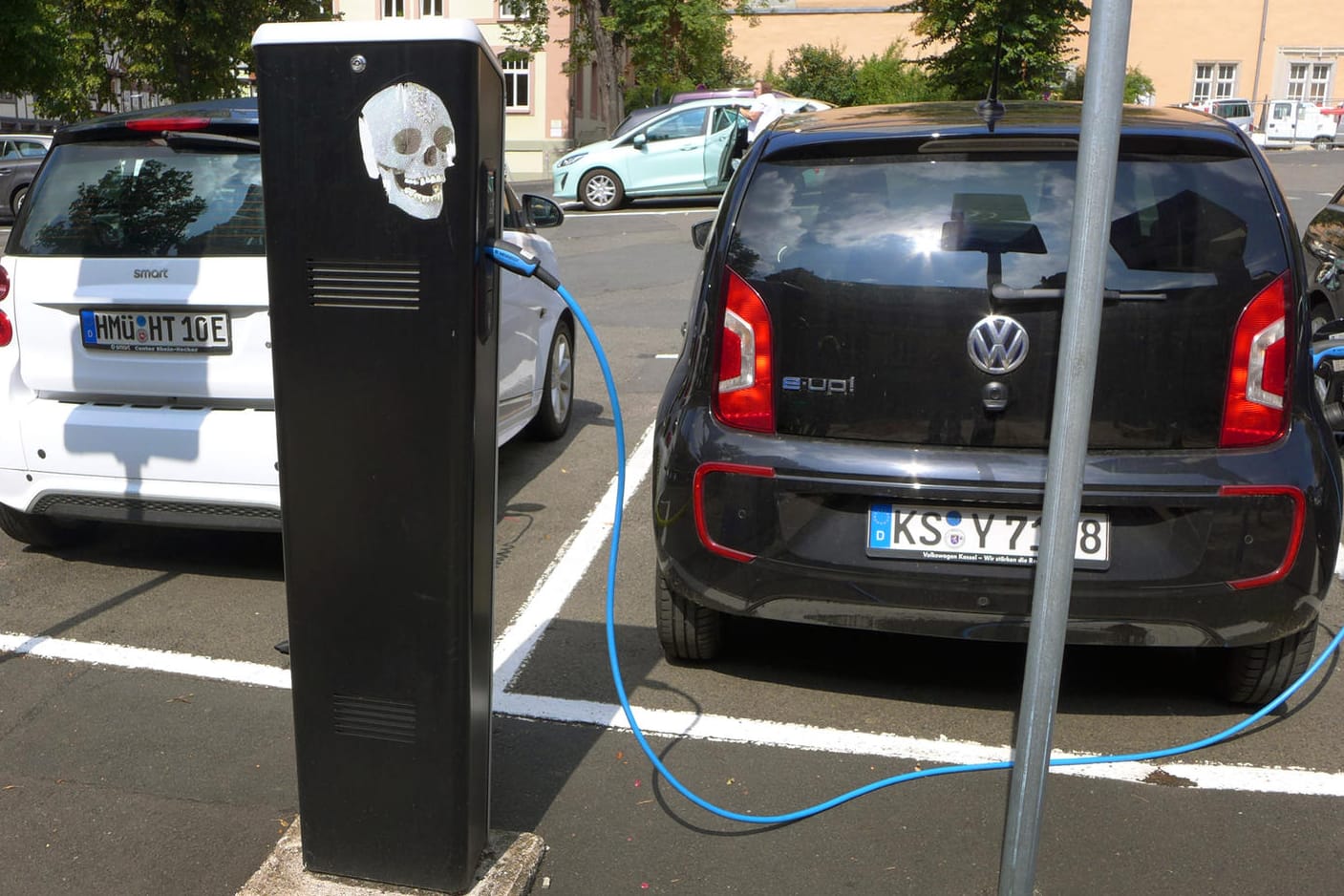 Elektroauto beim Laden: Für die längere Förderung will die Bundesregierung rund zwei Milliarden Euro bereitstellen.