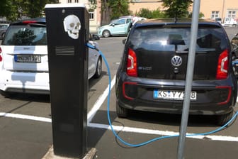Elektroauto beim Laden: Für die längere Förderung will die Bundesregierung rund zwei Milliarden Euro bereitstellen.
