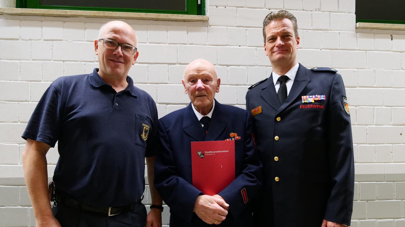 Dortmunds dienstältester Feuerwehrmann erhält Urkunde: 75 Jahre ist er Mitglied bei der Dortmunder Feuerwehr.