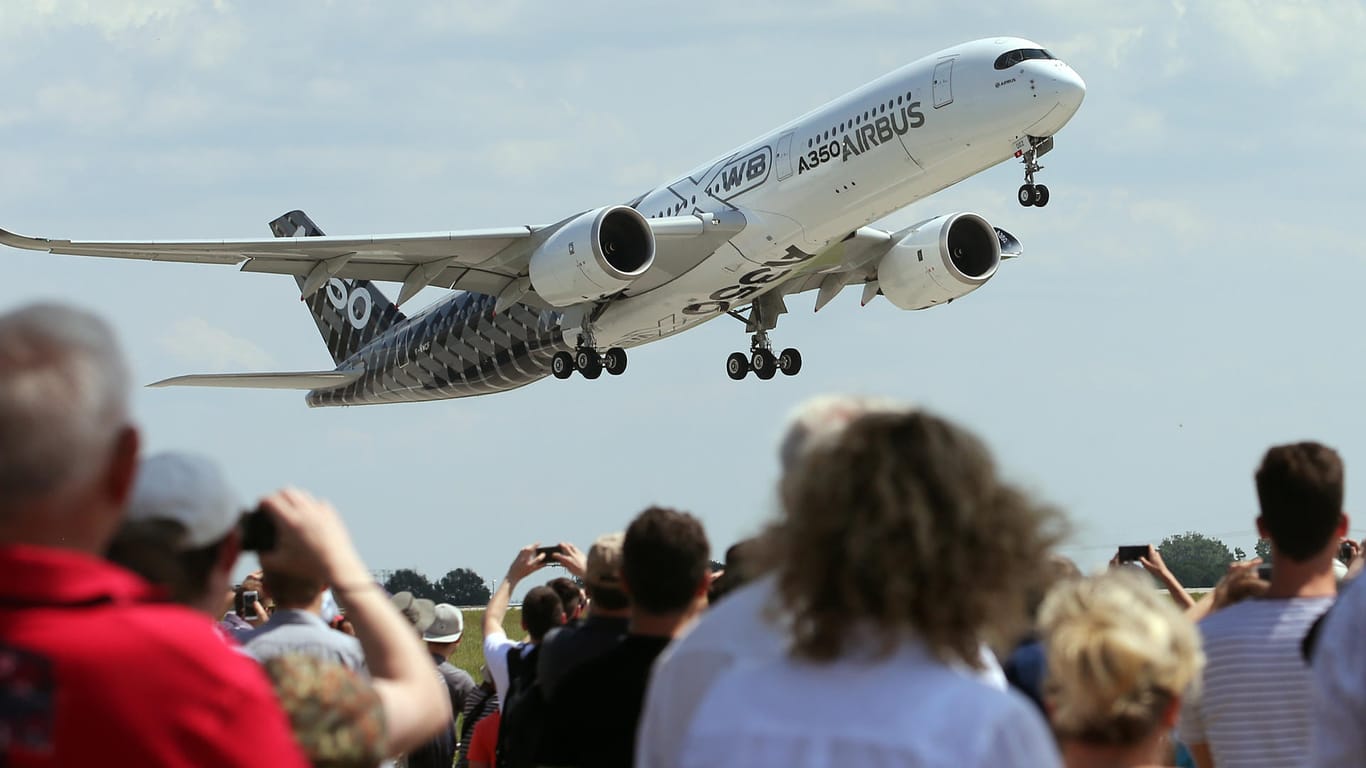 Airbus A350: Die Airline Emirates kauft über 50 Jets des Flugzeugbauers Airbus.