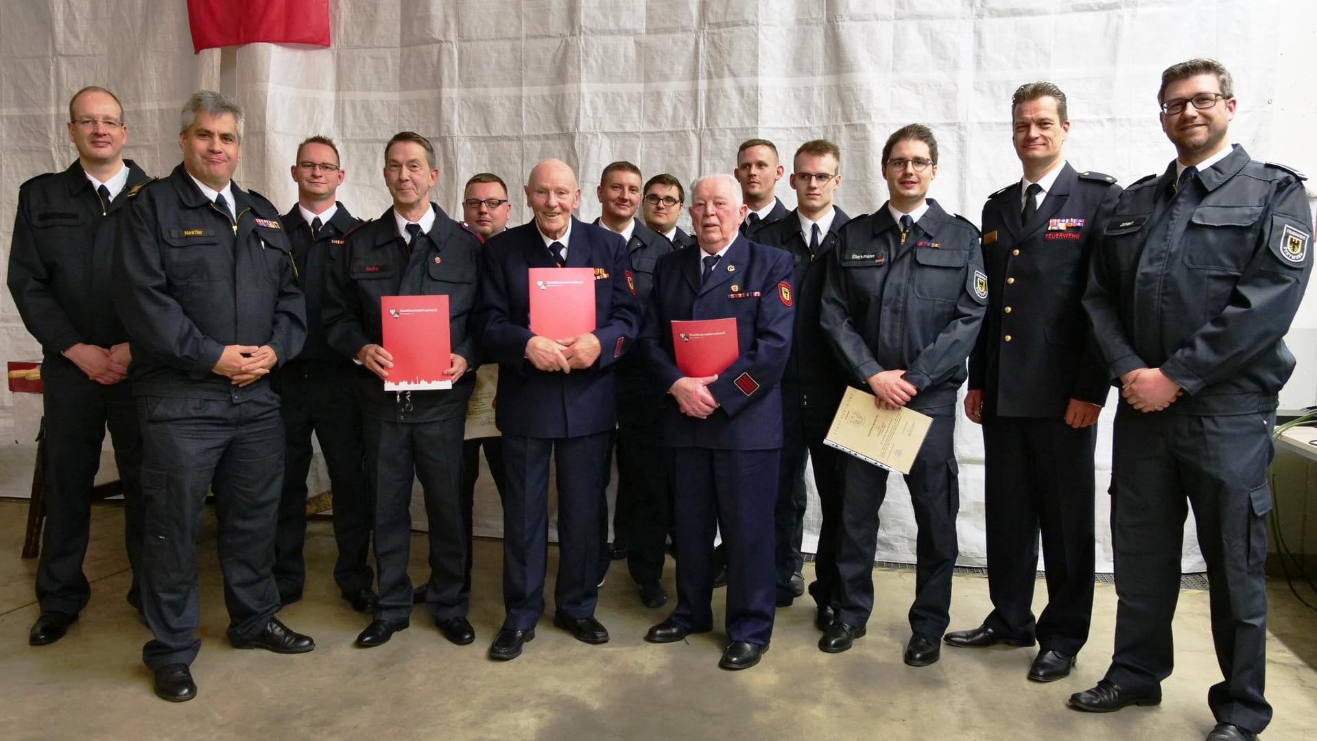 Jubilare der Feuerwehr Dortmund: Drei von ihnen haben sogar die goldene Ehrennadel bekommen.