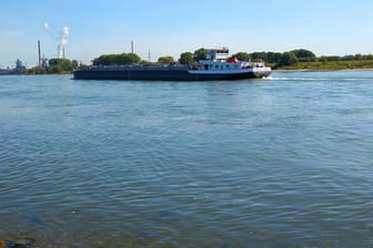 Ein Tanker auf dem Rhein (Symbolbild): Am Montagmittag verursachte ein Schiff mit Benzin an Board einen Unfall.