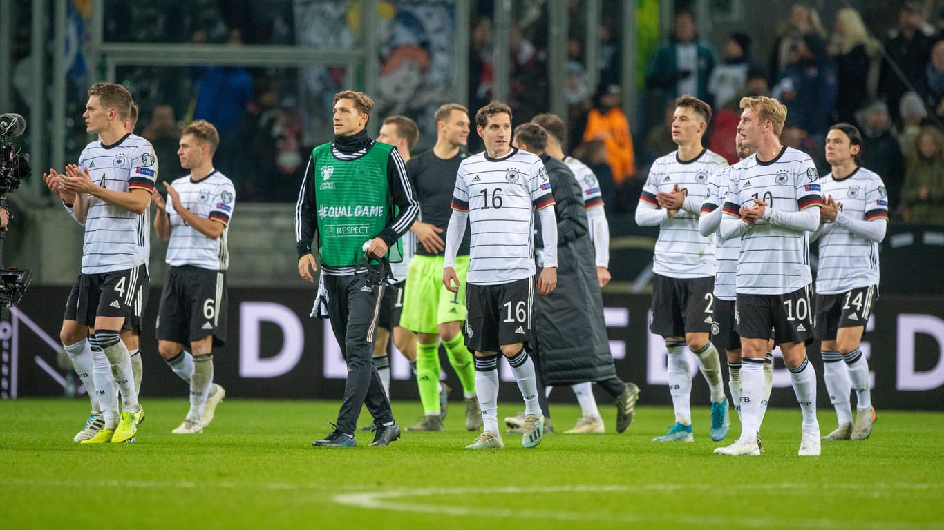 Drehten für die knapp 30.000 Fans nach dem Spiel gegen Weißrussland eine Ehrenrunde: Die DFB-Spieler.
