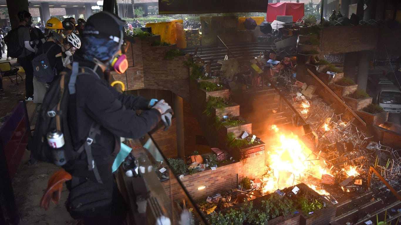 Ein Schlachtfeld: Im Eingangsbereich der Polytechnischen Universität haben Demonstranten Feuer gelegt und Barrikaden errichtet.