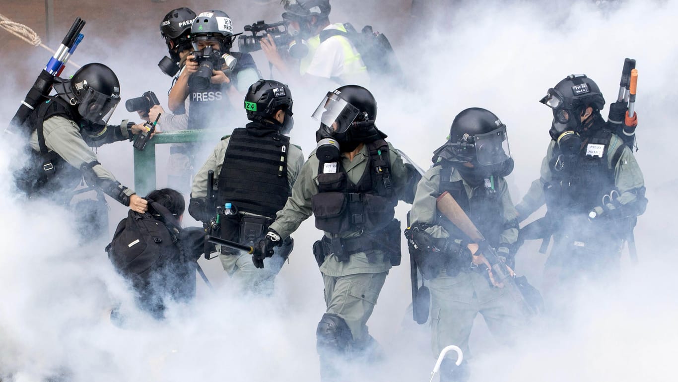 In Tränengas gehüllt: Polizisten gehen nahe der Polytechnischen Universität gegen Demonstranten vor.