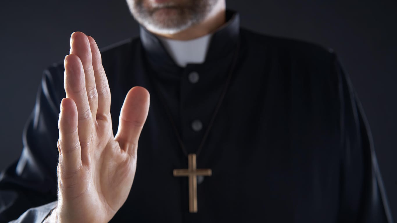 Ein katholischer Pfarrer mit typischen Soutane (Symbolbild): Der Geistliche hatte Gesundheitliche Beeinträchtigungen durch das Stalking davon getragen.