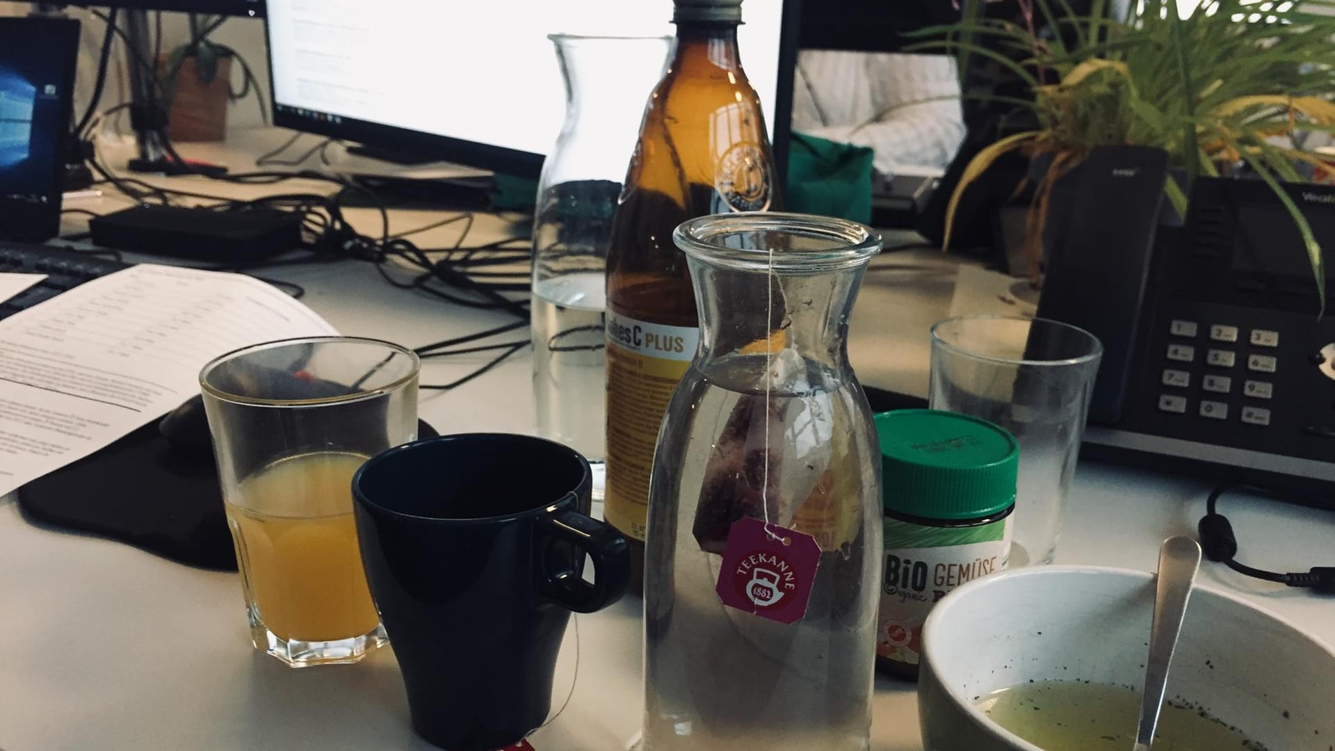 Nur Tee, Saft und Brühe: So sieht der Arbeitsplatz eines Fastenden aus.