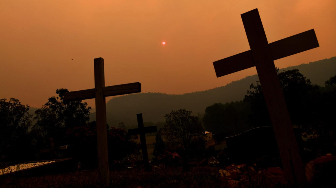Rauch von Waldbränden verdunkelt den Himmel nahe St. Albans in Australien: Kinder, die heute geboren werden, könnten noch die heißeste Welt erleben, auf der je ein Mensch lebte.