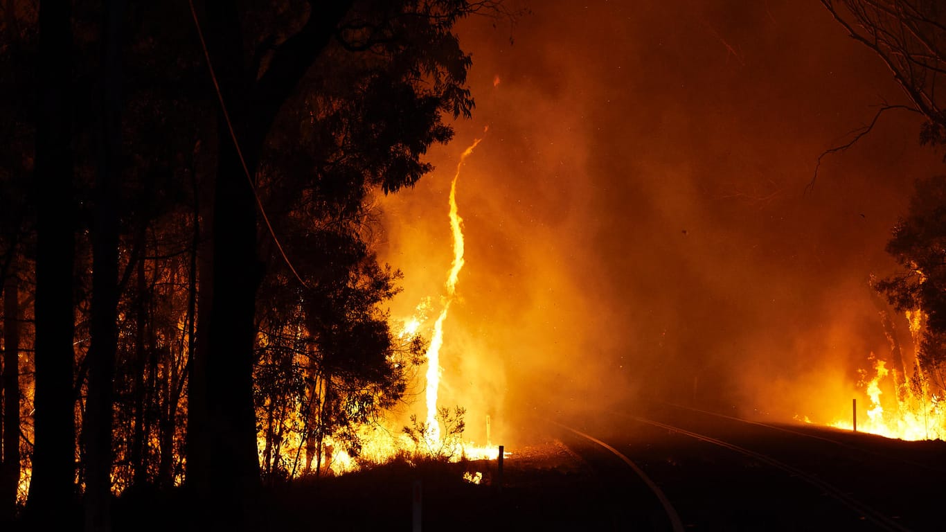 Ein Buschfeuer brennt nahe Colo Heights in Australien: Längere Dürren machen große Brände wahrscheinlicher und zerstörerischer.