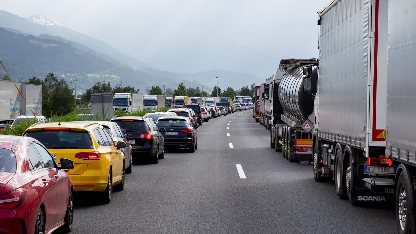 Eine vorbildliche Rettungsgasse in Österreich (Symbolbild): Bei Unfällen auf der Autobahn zählt oft jede Sekunde.