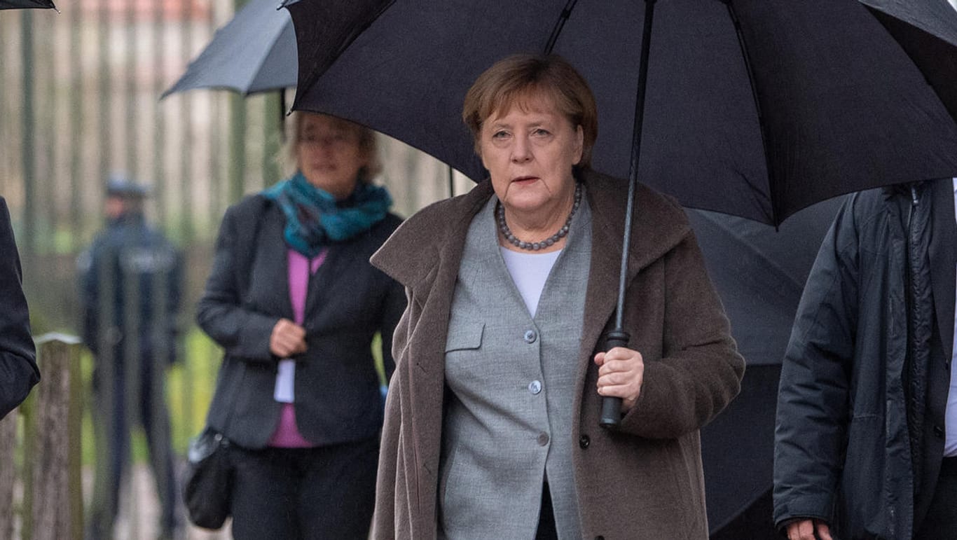 Bundeskanzlerin Angela Merkel vor dem Gästehaus der Bundesregierung im Schloss Meseberg: Schwerpunkt der Klausurtagung der Großen Koalition war ist der digitale Wandel.