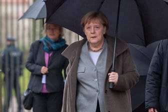 Bundeskanzlerin Angela Merkel vor dem Gästehaus der Bundesregierung im Schloss Meseberg: Schwerpunkt der Klausurtagung der Großen Koalition war ist der digitale Wandel.
