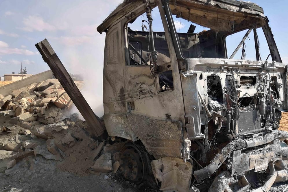 Ein ausgebrannter Lastwagen neben der Fabrik in Tripoli, Lybien: Unter den Toten sind Arbeiter aus Bangladesch, Ägypten und dem Niger.