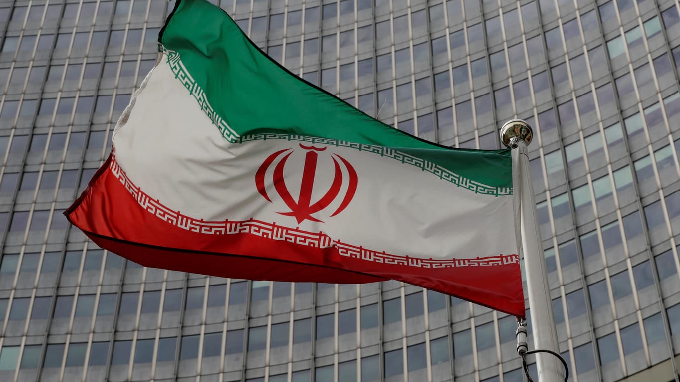 Die iranische Flagge vor dem Gebäude der IAEA in Wien: Das Land ist zwar noch Teil des Atomabkommens, verstößt aber immer wieder gegen dessen Regelungen.