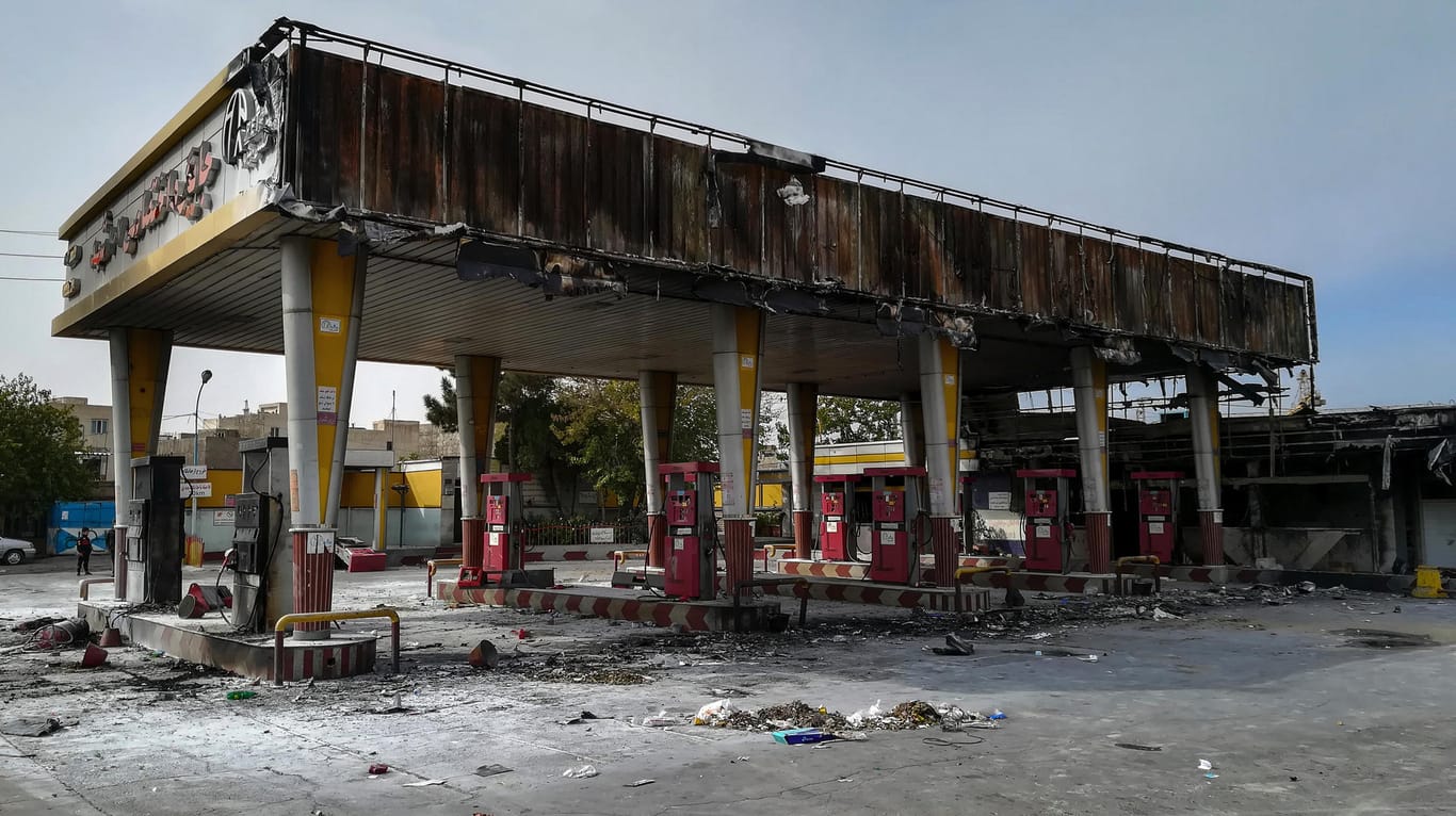 Eine abgebrannte Tankstelle in der Hauptstadt Teheran: Bei den Unruhen ausgelöst durch eine Erhöhung der Benzinpreise sind bisher zwei Menschen ums Leben gekommen.