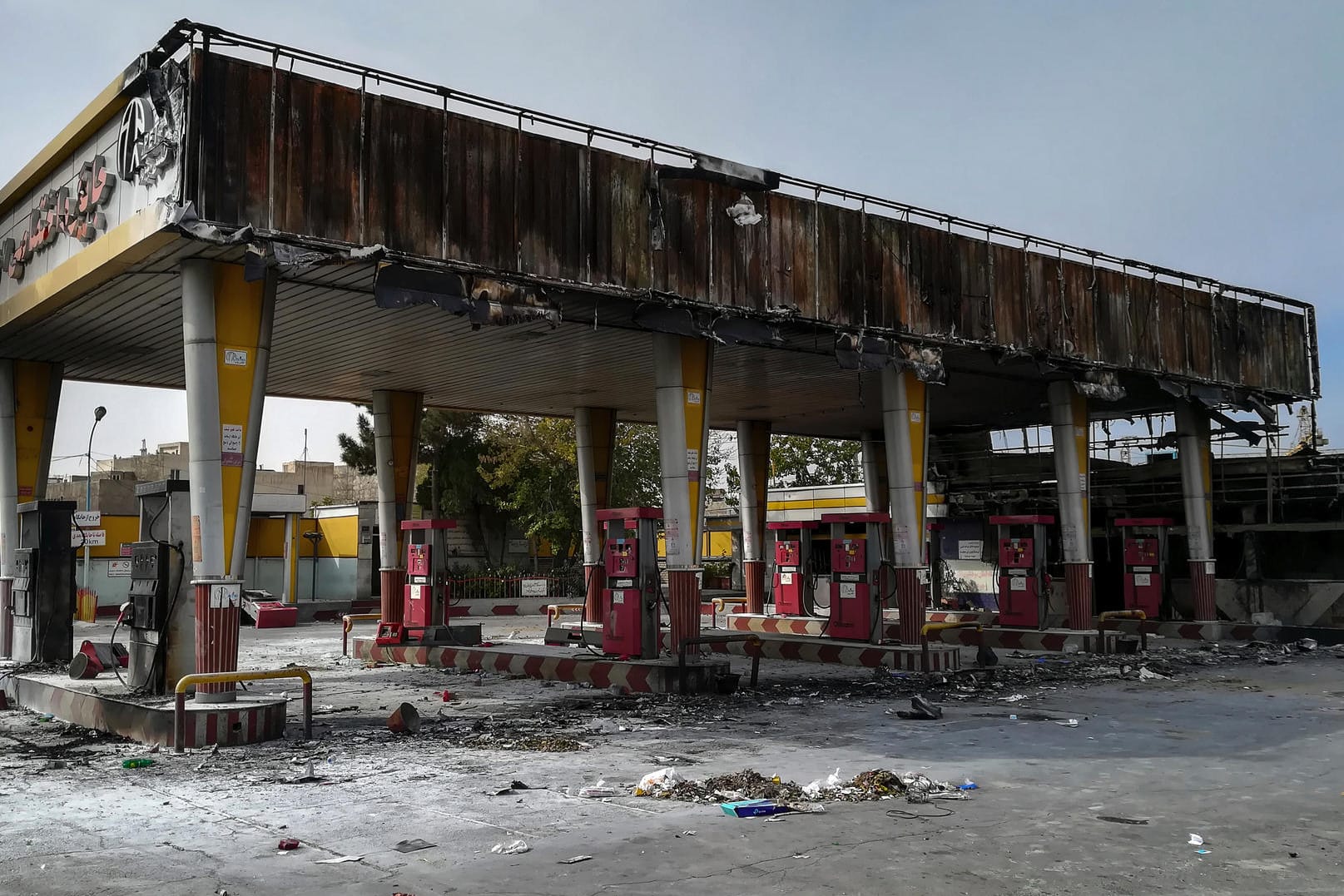 Eine abgebrannte Tankstelle in der Hauptstadt Teheran: Bei den Unruhen ausgelöst durch eine Erhöhung der Benzinpreise sind bisher zwei Menschen ums Leben gekommen.