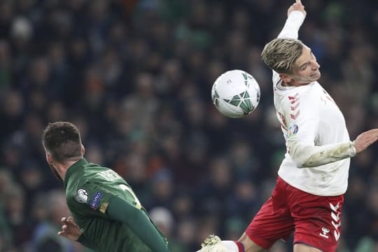 Dänemarks Jens Styger-Larsen (r) und der Ire Edna Stevens kämpfen um den Ball.