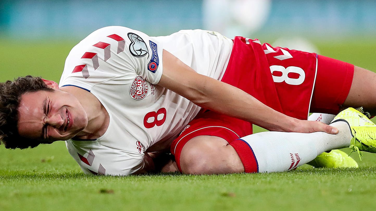 Schreckmoment: Thomas Delaney liegt im Spiel gegen Irland mit schmerzverzerrtem Gesicht am Boden.