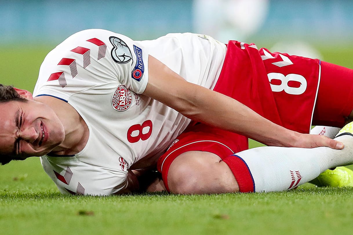 Schreckmoment: Thomas Delaney liegt im Spiel gegen Irland mit schmerzverzerrtem Gesicht am Boden.