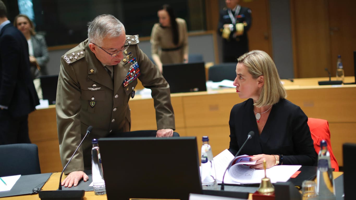 Federica Mogherini und General Claudio Graziano: Die EU distanzierte sich von der Entscheidung der USA.