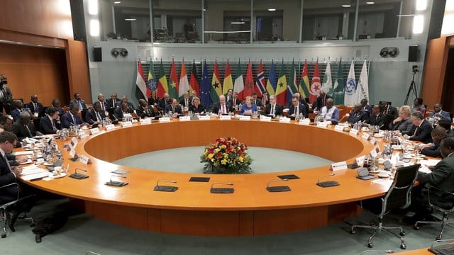 Am runden Tisch: Bundeskanzlerin Angela Merkel (CDU, M. Am runden Tisch: Bundeskanzlerin Angela Merkel (CDU, M.