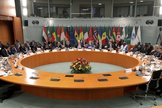 Am runden Tisch: Bundeskanzlerin Angela Merkel (CDU, M.