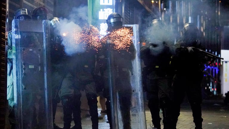 Polizisten feuern Tränengasgeschosse auf Demonstranten ab: In Hongkong kommt es weiterhin zu schweren Ausschreitungen.