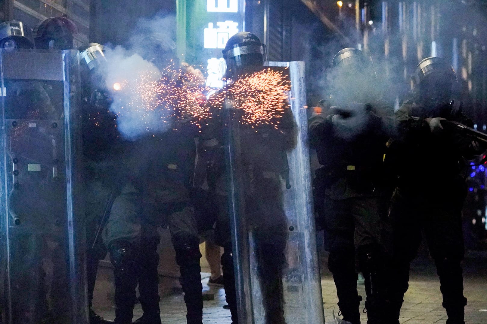 Polizisten feuern Tränengasgeschosse auf Demonstranten ab: In Hongkong kommt es weiterhin zu schweren Ausschreitungen.