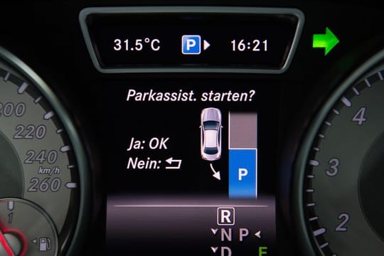 Der Parkassistent erleichtert das Einparken.