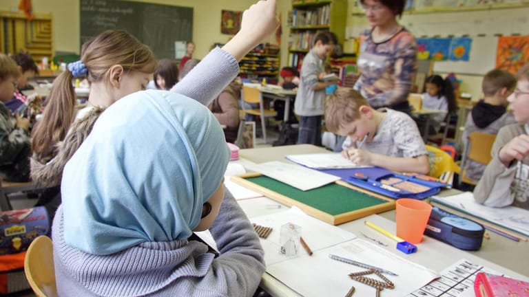 Schüler in einem Klassenzimmer: Die CDU-Spitze will Kopftücher aus Grundschulen und Kindergärten verbannen.