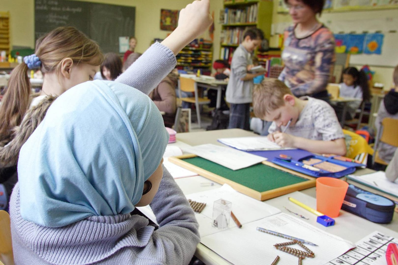 Schüler in einem Klassenzimmer: Die CDU-Spitze will Kopftücher aus Grundschulen und Kindergärten verbannen.