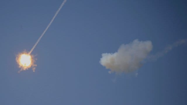 Das Archivbild zeigt eine israelische Luftabwehrrakete, die eine Rakete zur Explosion bringt - hier nahe dem Gazastreifen. Das Archivbild zeigt eine israelische Luftabwehrrakete, die eine Rakete zur Explosion bringt - hier nahe dem Gazastreifen.