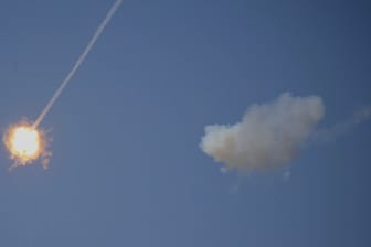 Das Archivbild zeigt eine israelische Luftabwehrrakete, die eine Rakete zur Explosion bringt - hier nahe dem Gazastreifen.