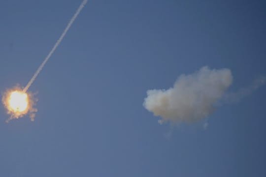 Das Archivbild zeigt eine israelische Luftabwehrrakete, die eine Rakete zur Explosion bringt - hier nahe dem Gazastreifen.