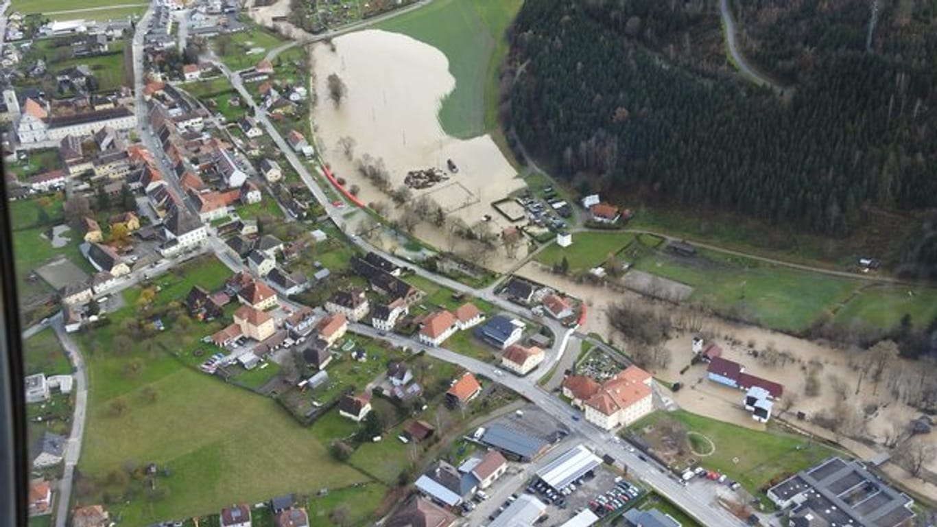 In Straßburg in Kärnten stehen nach den anhaltenden Regenfällen viele Häuser unter Wasser.