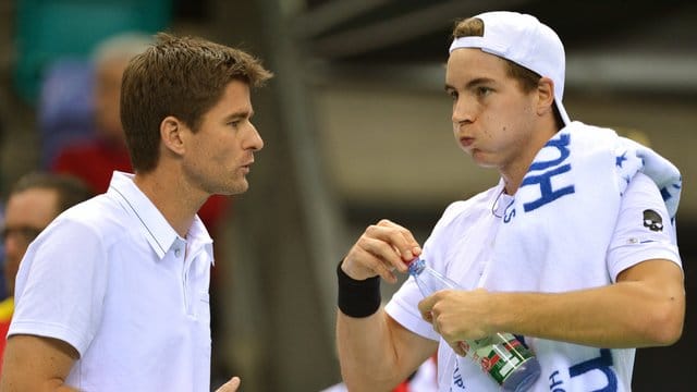 Will mit den deutschen Tennis-Herren ins Viertelfinale: Michael Kohlmann (l) im Gespräch mit Jan-Lennard Struff.