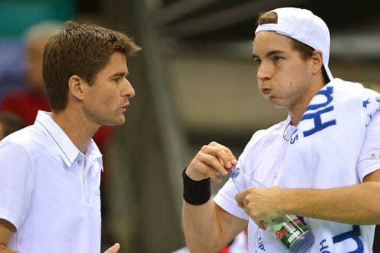 Will mit den deutschen Tennis-Herren ins Viertelfinale: Michael Kohlmann (l) im Gespräch mit Jan-Lennard Struff.