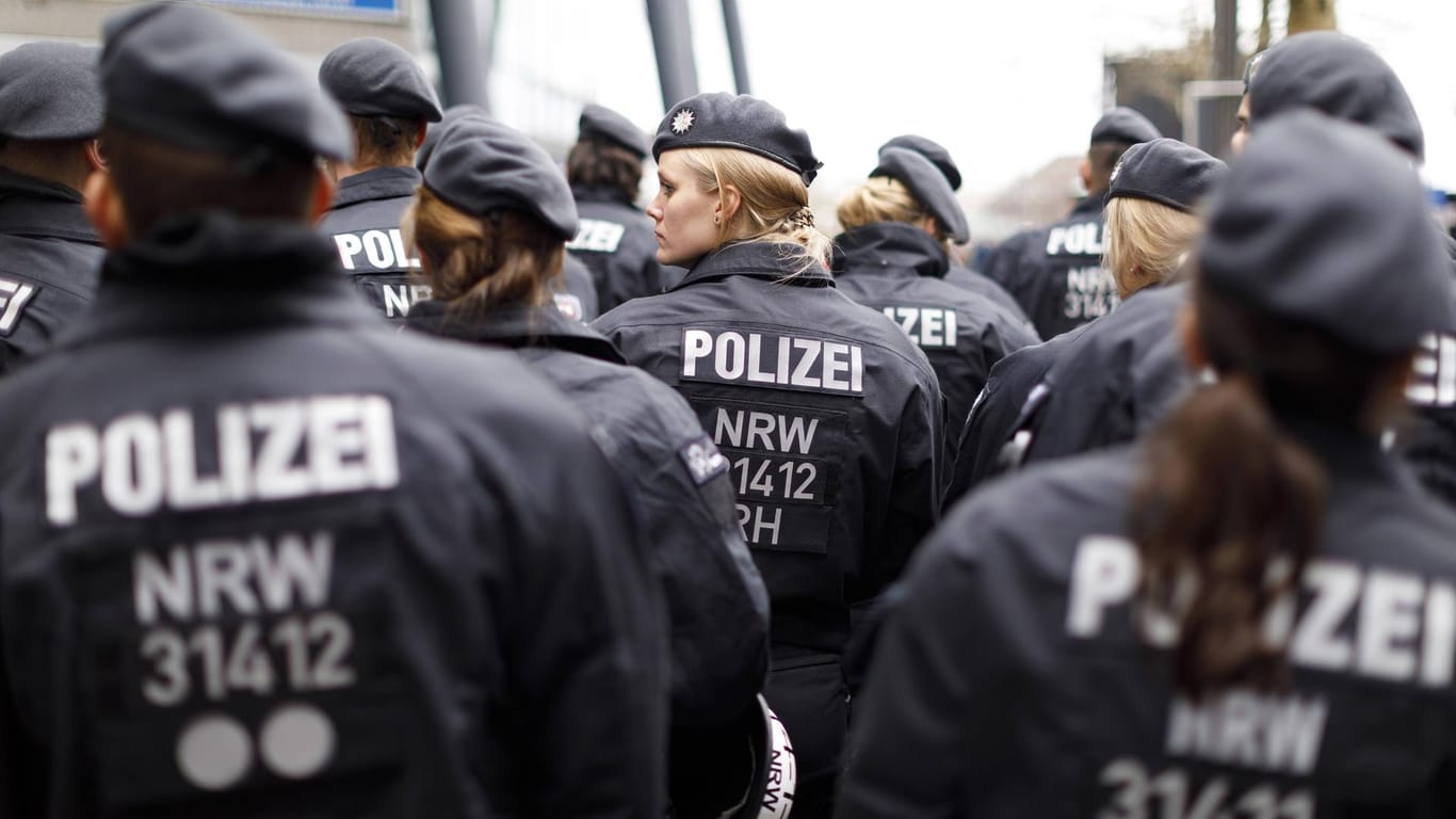 Polizisten in NRW (Symbolfoto): Die Beamten gingen gegen 27 Beschuldigte vor.
