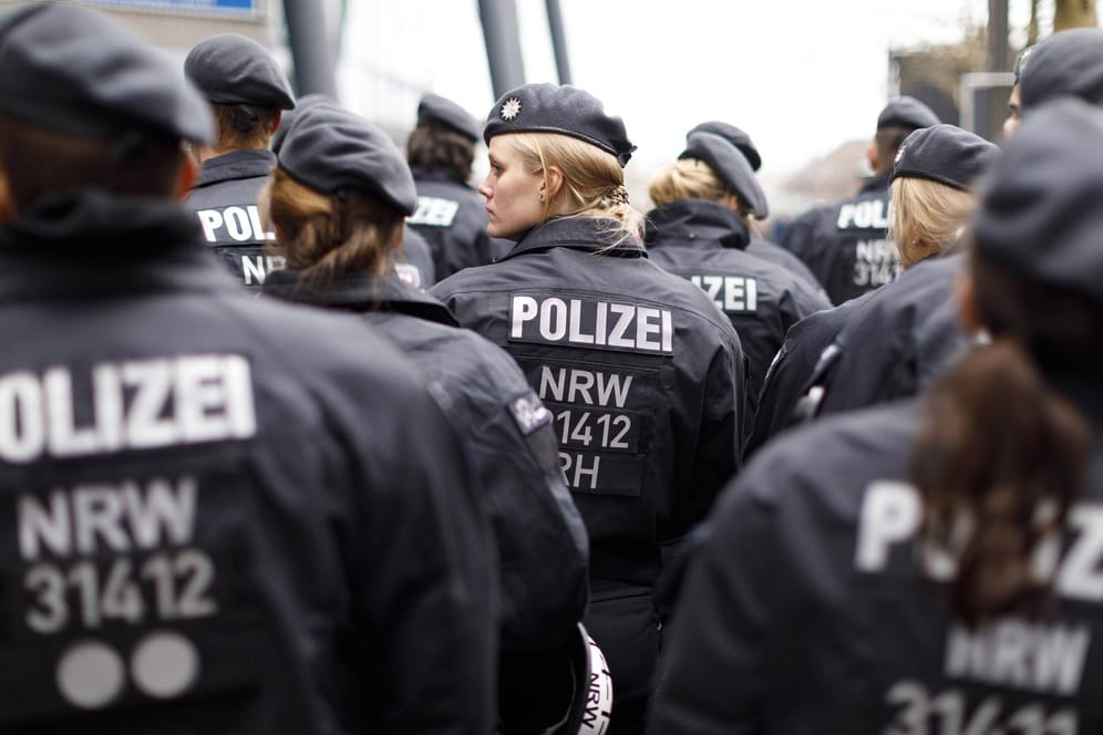 Polizisten in NRW (Symbolfoto): Die Beamten gingen gegen 27 Beschuldigte vor.