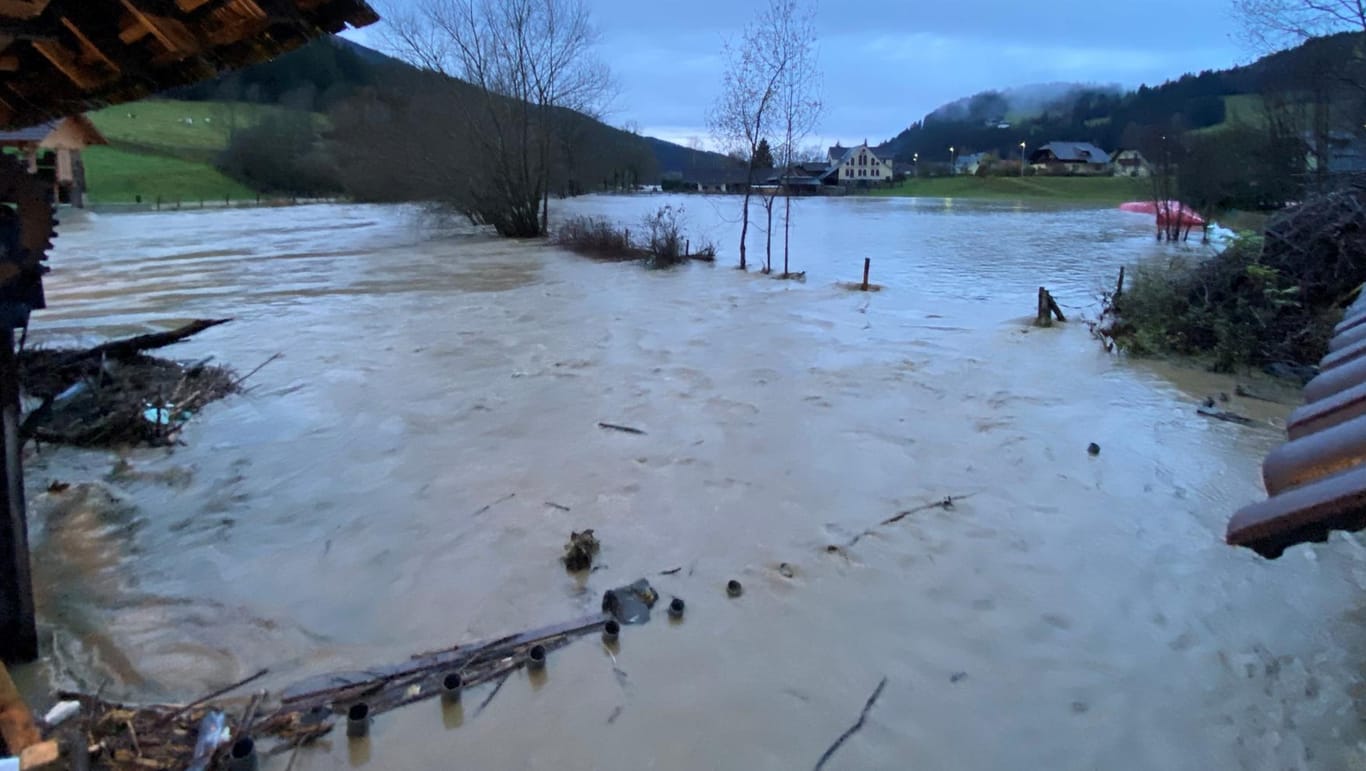 St. Veit an Der Glan in Österreich: Die Hochwassersituation nach Unwettern und starken Regenfällen bleibt angespannt. Auch die Angst vor Hangrutschen ist groß.