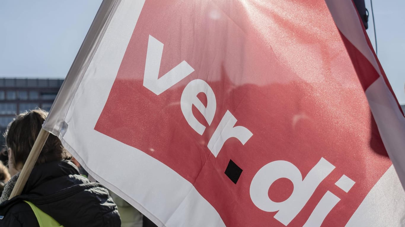 Ein Demonstrant hält eine Verdi-Fahne: In Karlsruhe werden Hunderte Versicherer bei einer Kundgebung erwartet.