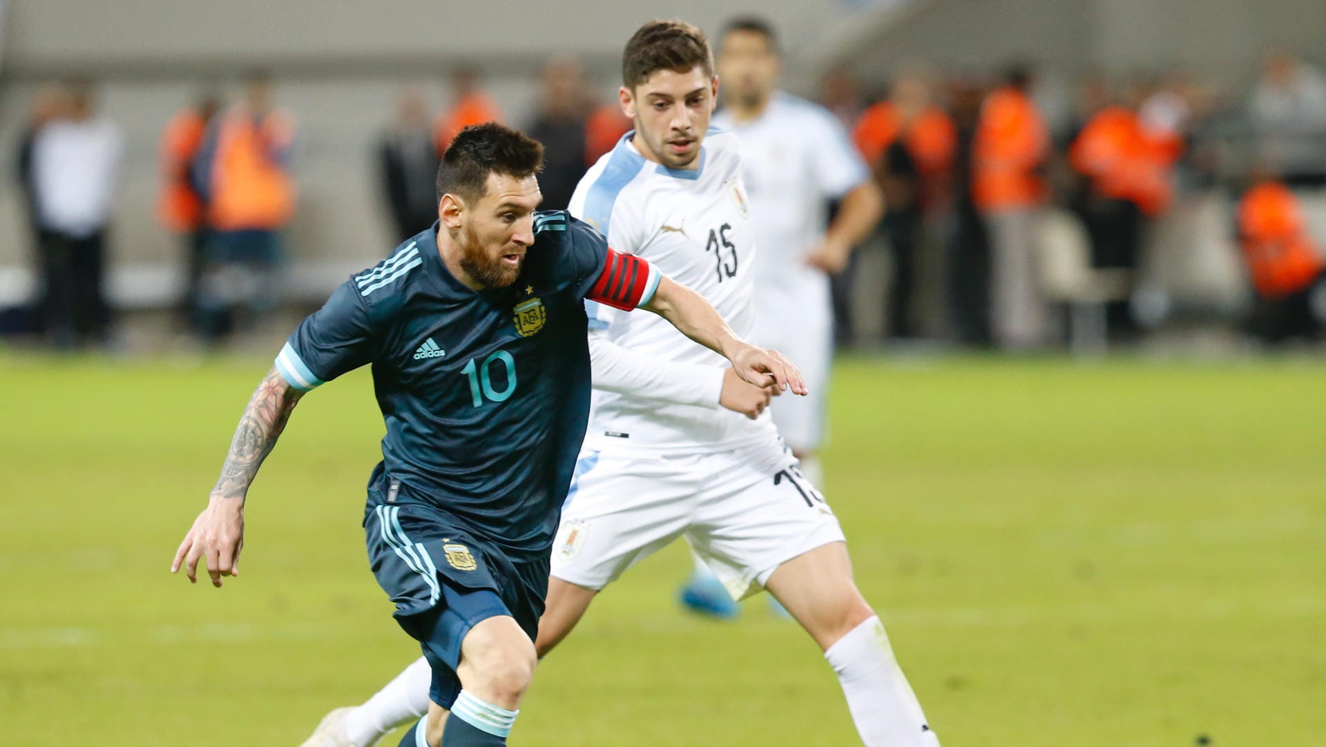 Szene aus Israel: Argentiniens Lionel Messi (l.) im Duell mit Uruguays Federico Valverde.